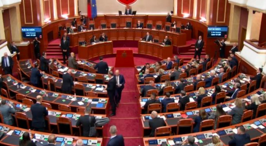 Kuvendi përfshihet nga debatet për “patriotizmin” dhe