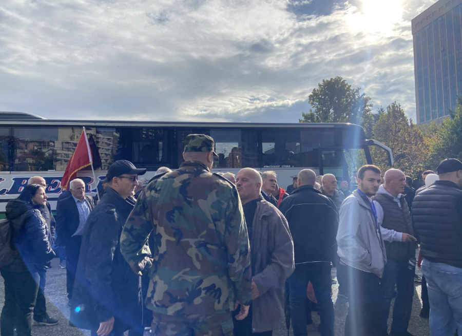Protesta për UÇK-në në Tiranë, 60 autobusë nisen