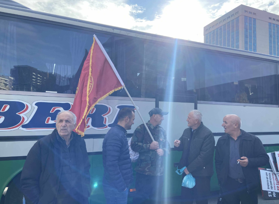 Protesta për UÇK-në në Tiranë, 60 autobusë nisen