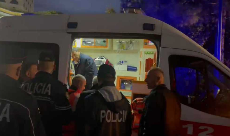Nuk u ndje mirë, ambulanca mbërrin në shesh dhe merr