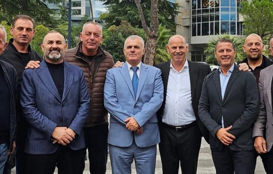 Pas deklaratës injoruese ndaj Berishës, deputeti i PD shfaqet krah