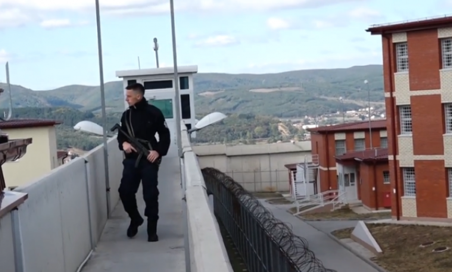 "Do të ndalojë futjen e sendeve të paligjshme", gati