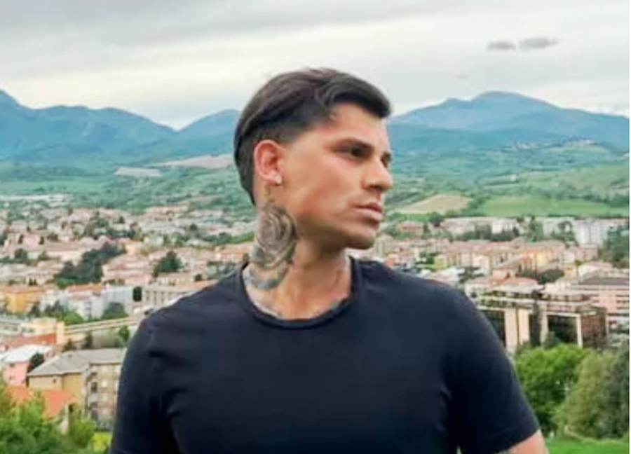 ''Po mbronte vëllain e tij të vogël'', detaje