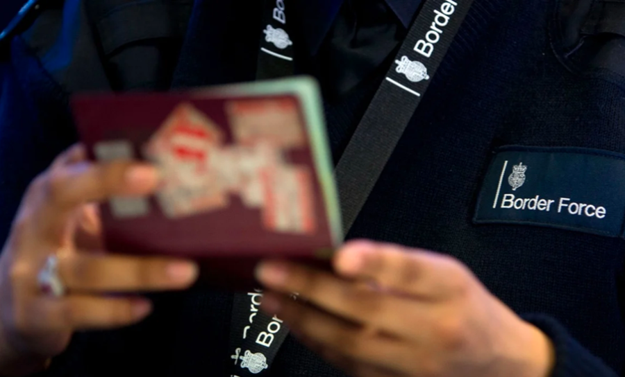 ''Falsifikonin pasaporta të 50 shteteve'', Britania e