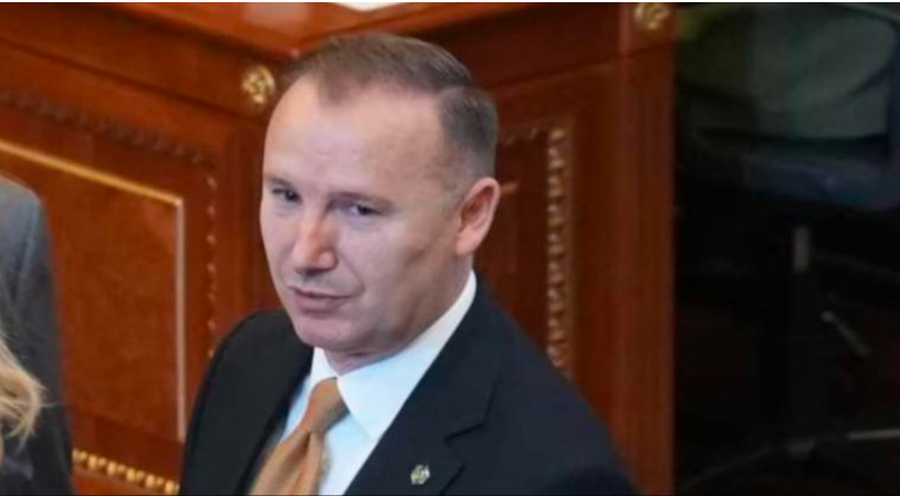 Ishte duke dhënë intervistë, deputeti përfshihet në