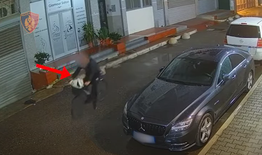 VIDEO/ Qarkullonte me biçikletë për të vjedhur në