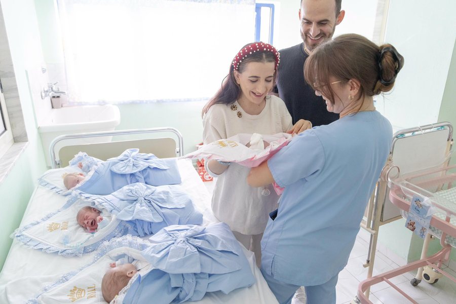 Vijnë në jetë katërnjakët me lindje natyrale: Mrekullia
