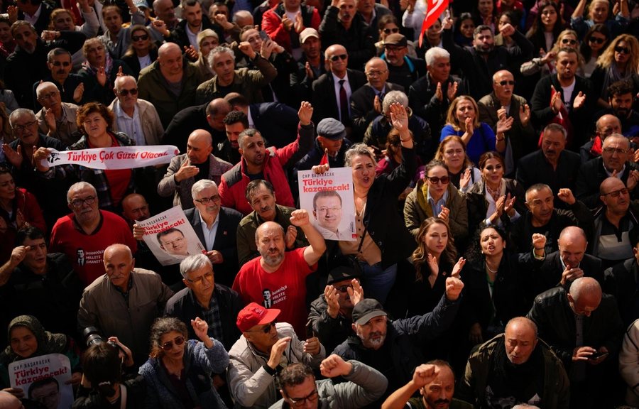Mijëra mbështetës në Stamboll kundër burgosjes së