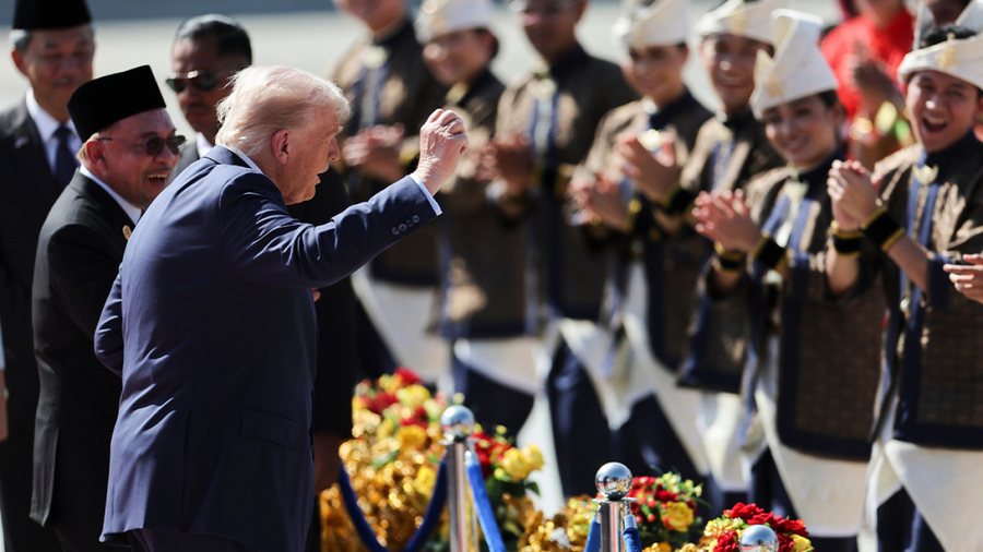 VIDEO / Trump e filloi turneun e tij në Azi me... vallëzim