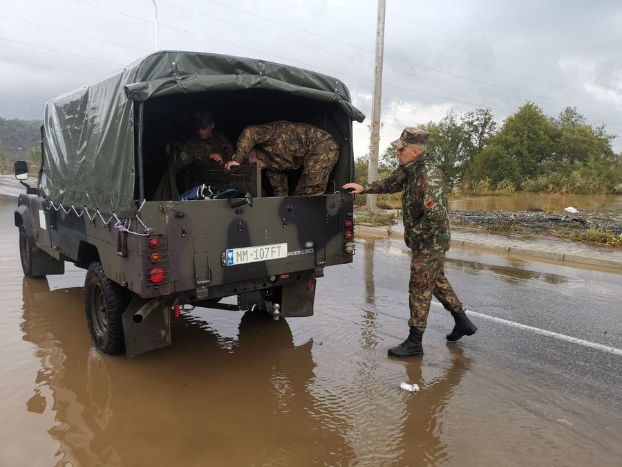 Uji vërshon në NënShkodër! Ekipet e emergjencës në