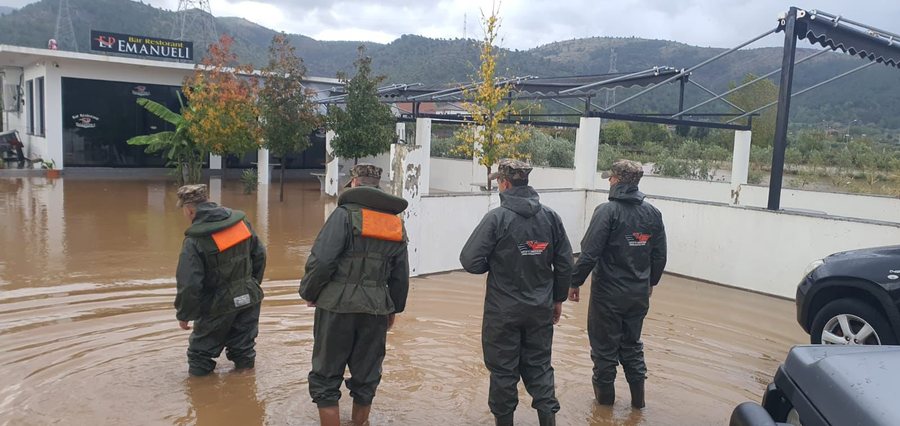 Uji vërshon në NënShkodër! Ekipet e emergjencës në