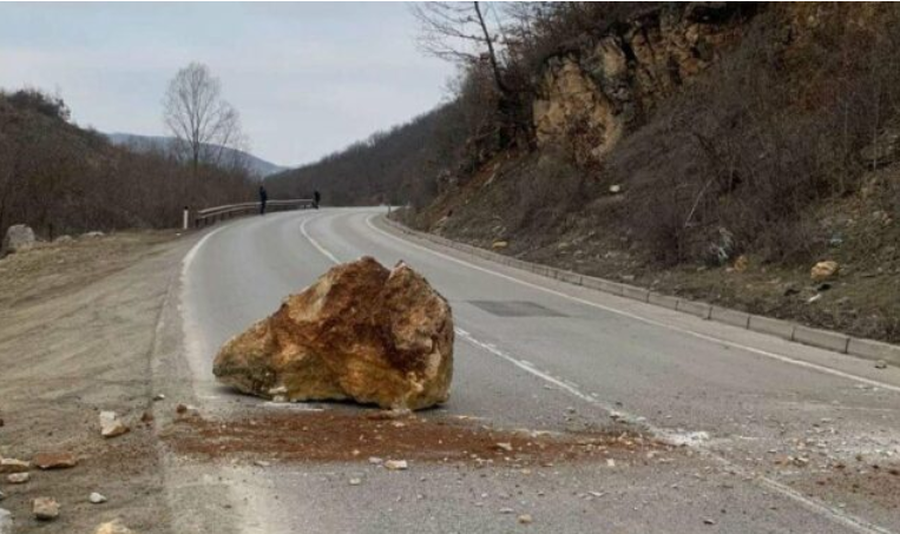Shembje masive në aksin Pukë-Fushë Arrëz! Gurët