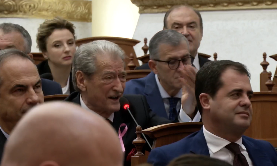 “Tao iu përgjigj po”, Berisha lexon në Kuvend