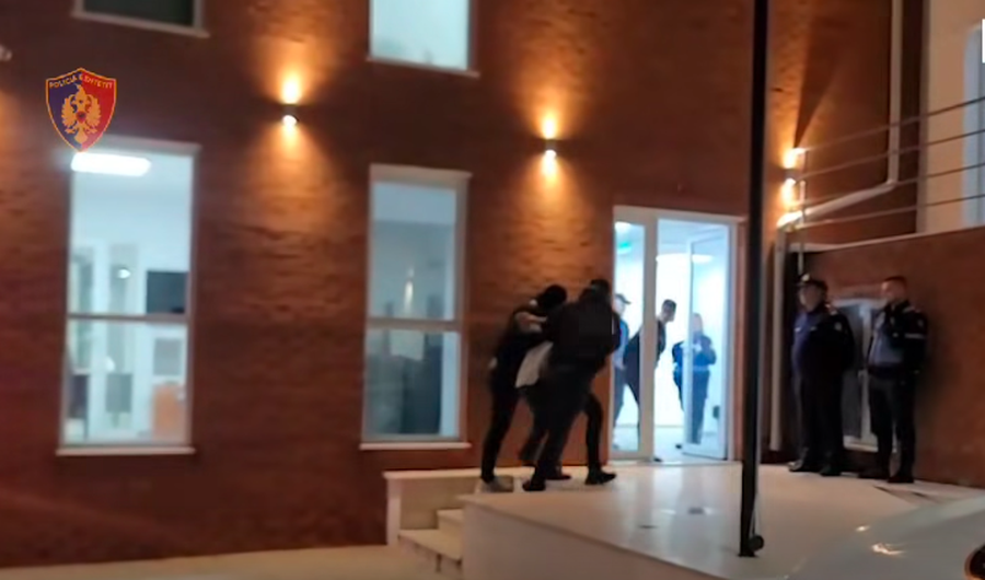 Vr*u 42 vjeçarin në sy të fëmijëve dhe gruas, momenti