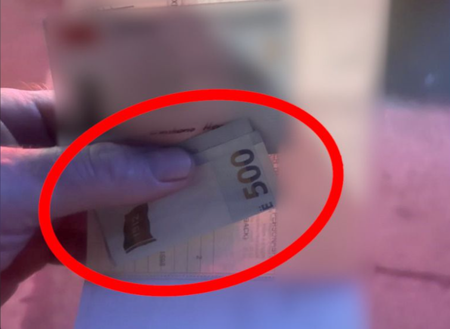 U kap me telefon në timon dhe tentoi të korruptonte policin me 500