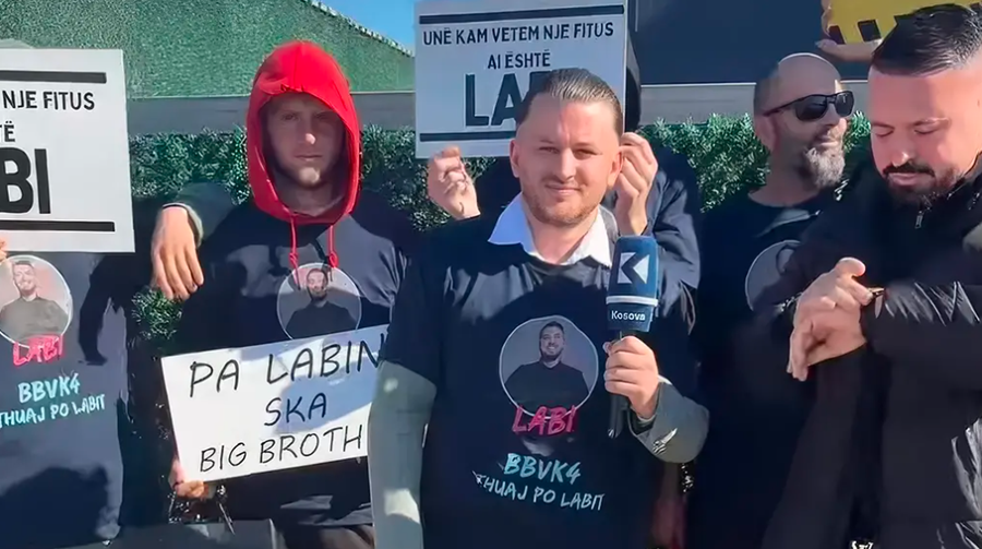 Ndodh edhe kjo, këngëtari bën protestë para Big Brother VIP