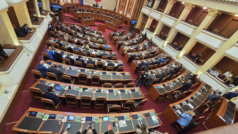 “Dy botë në një shtet”/ Gazetari tregon realitetin e