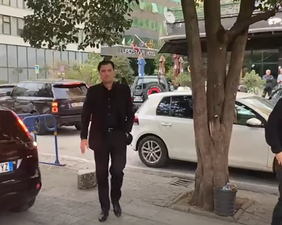 VIDEO/ I buzëqeshur dhe duke përshendetur me dorë, Lulzim Basha