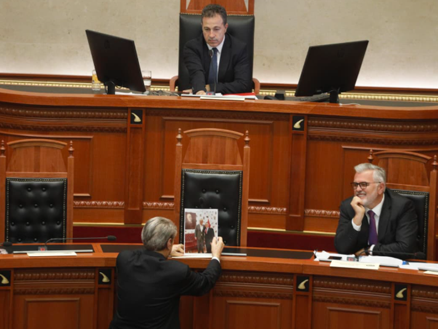 FOTO/ Berisha vendos te karrigia e Ramës foton me ish-agjentin e FBI