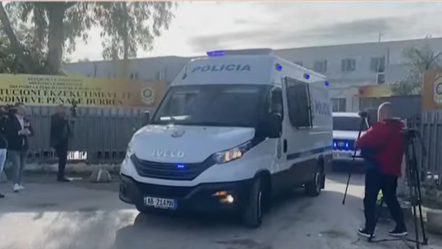 VIDEO/ Me pranga në duar, Erion Veliaj futet i qeshur në Gjykatën