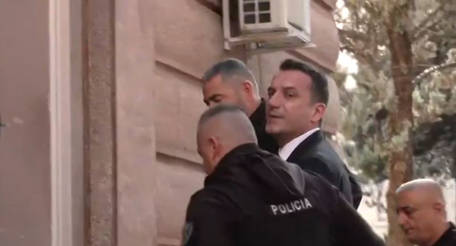 VIDEO/ Me pranga në duar, Erion Veliaj futet i qeshur në Gjykatën