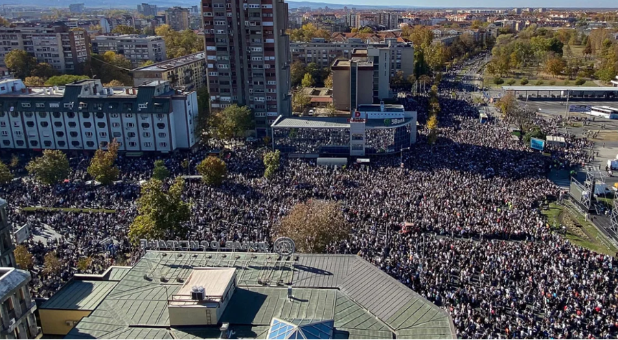 "16 minuta heshtje në Serbi", mijëra njerëz