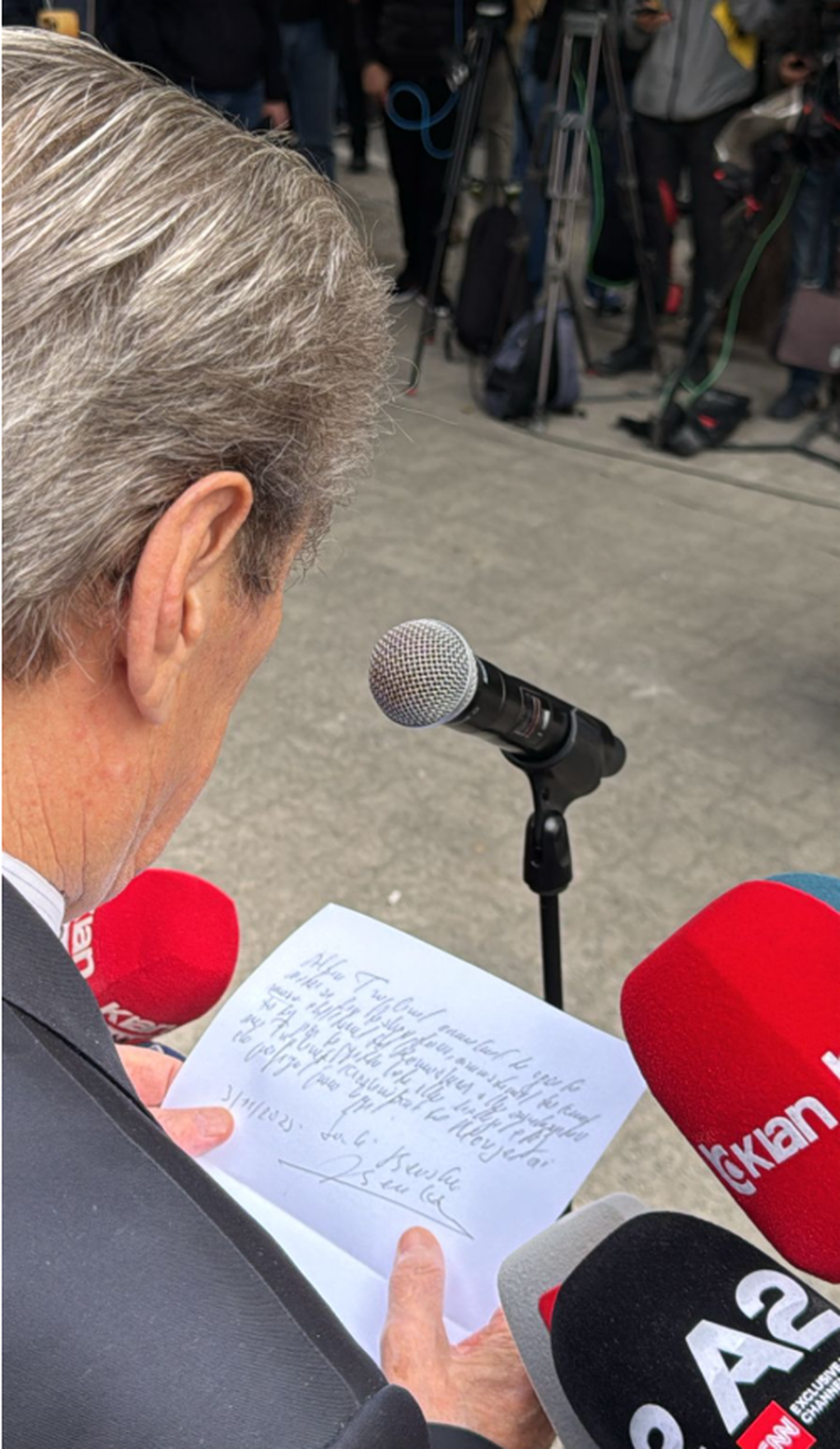 FOTO/ "Amnistues i krimit monstruoz", Berisha lexon shënimin me