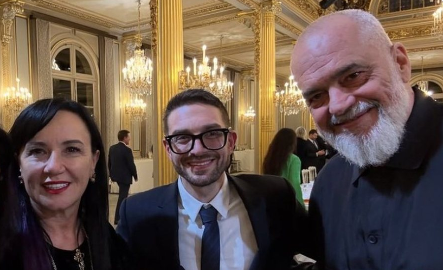 Darka speciale me ftesë të Macron, Alex Soros publikon foton me