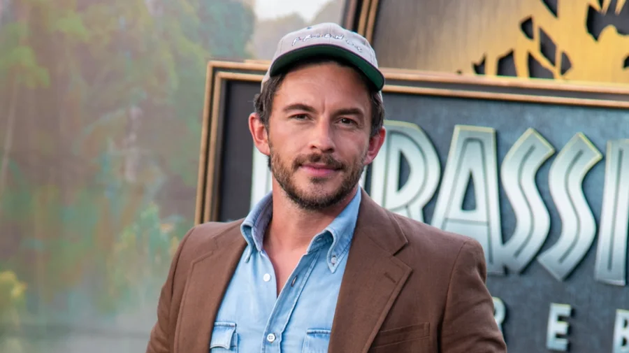 Revista ‘People’ zgjedh Jonathan Bailey si “burrin më