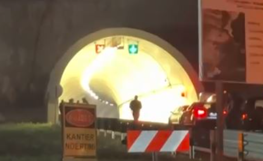 VIDEO/ Makina shpërthen në flakë brenda tunelit të