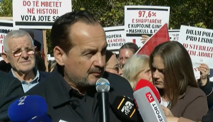 “Shpërbën të ardhmen”, protestë jashtë