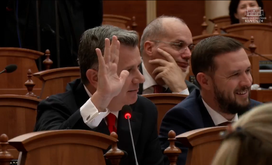 Deputeti: Kandidati në Cërrik u pushua nga puna, Balla: Të