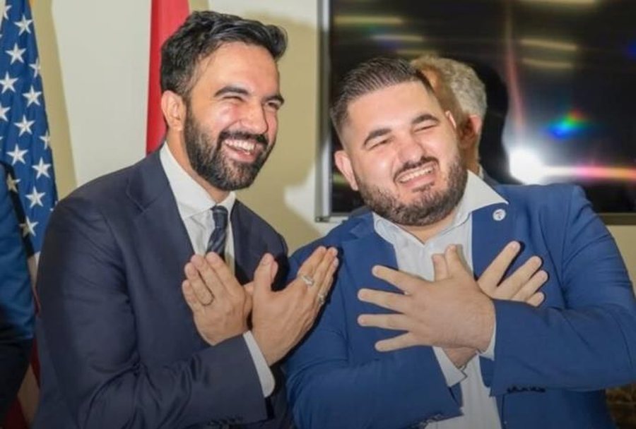 Fotoja ku kryebashkiaku i ri i Nju Jorkut shfaqet duke bërë