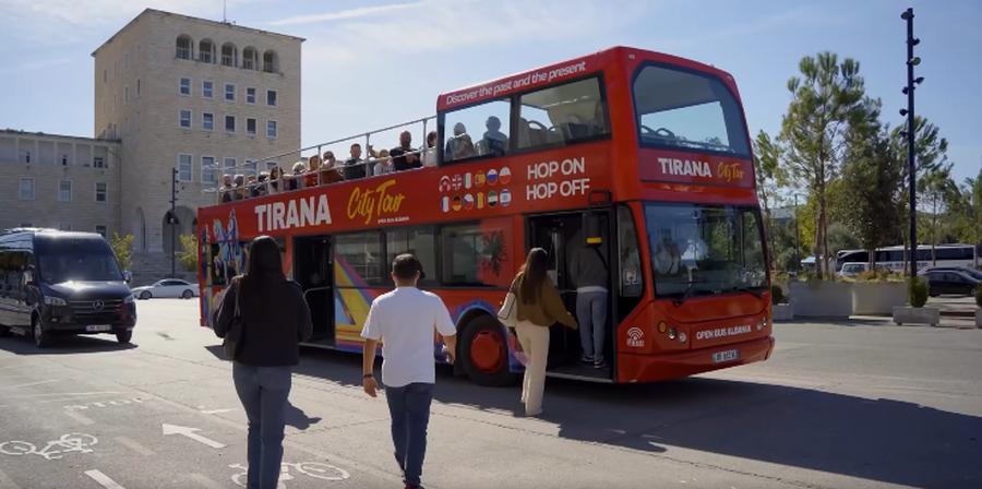 Autobusi turistik që shëtit turistët në Tiranë, Rama: