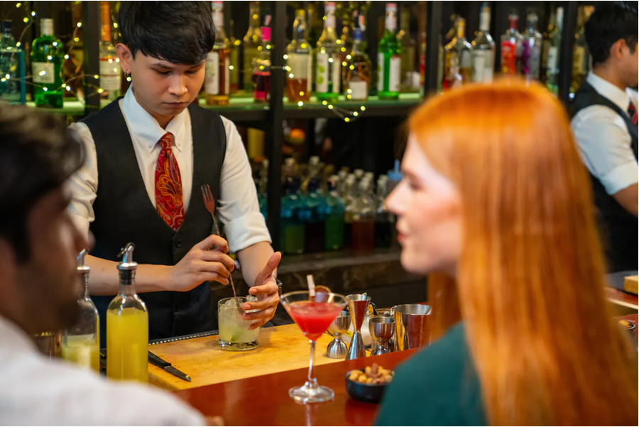 Vendi që ndalon alkoolin në drekë, turistët që shkelin