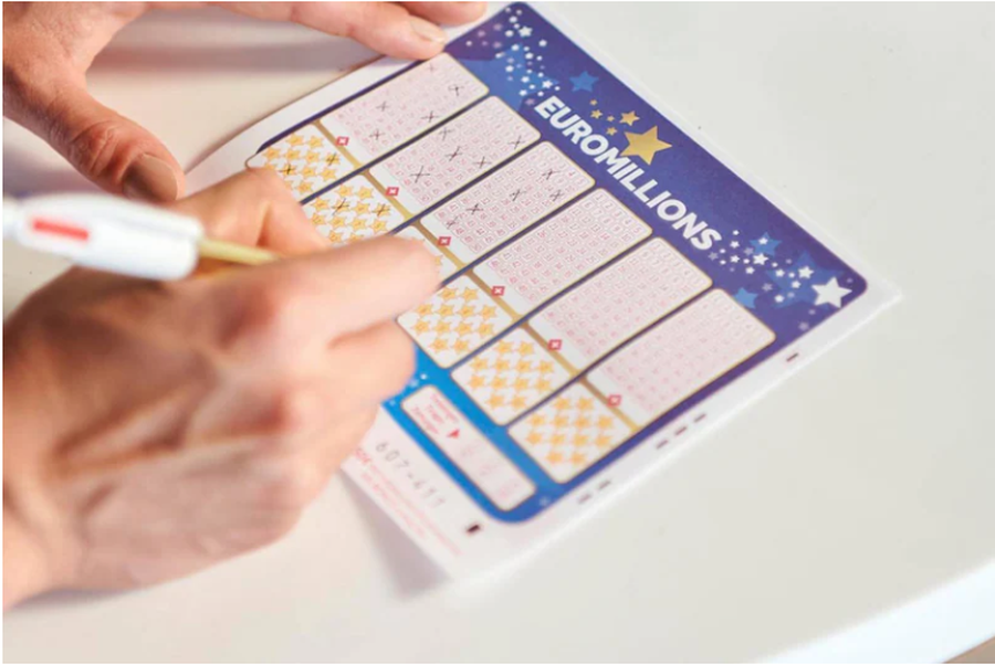 Pesë miq francezë provojnë fatin për herë të