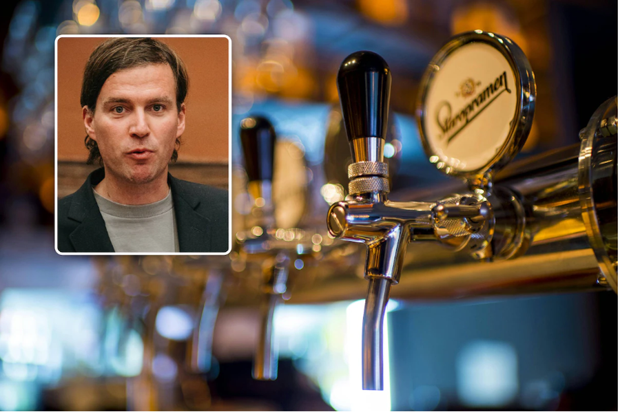 Pronari urinoi në fytyrën e një klienti, qyteti i Gentit