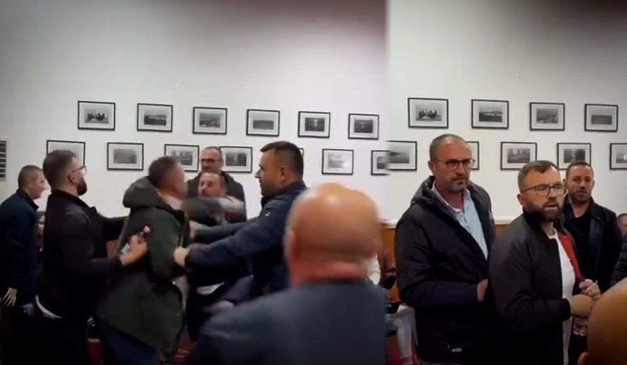 VIDEO/ Konflikt i dhunshëm në Këshillin Bashkiak të