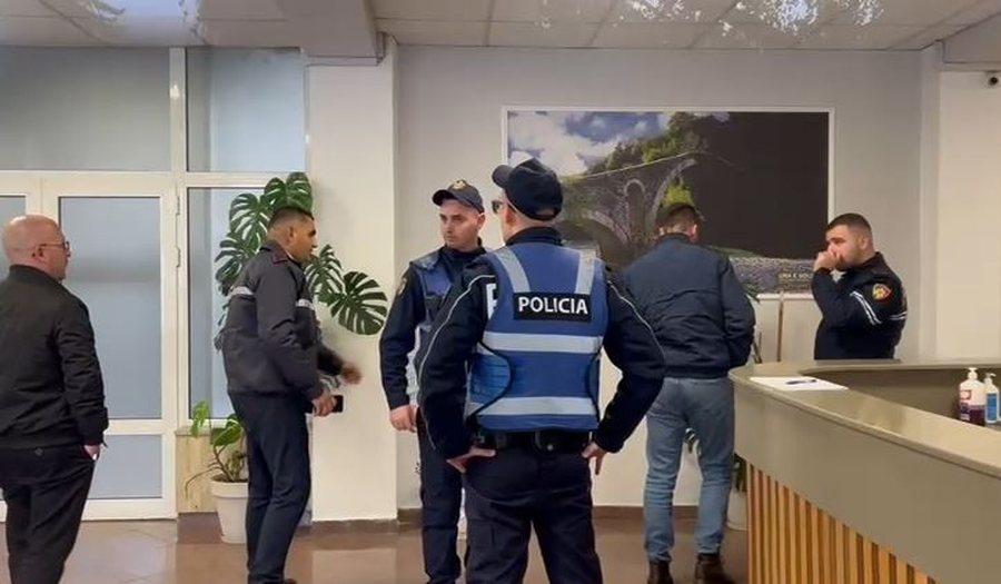 Arrestohet 27-vjeçari që g*diti me grusht këshilltarin e
