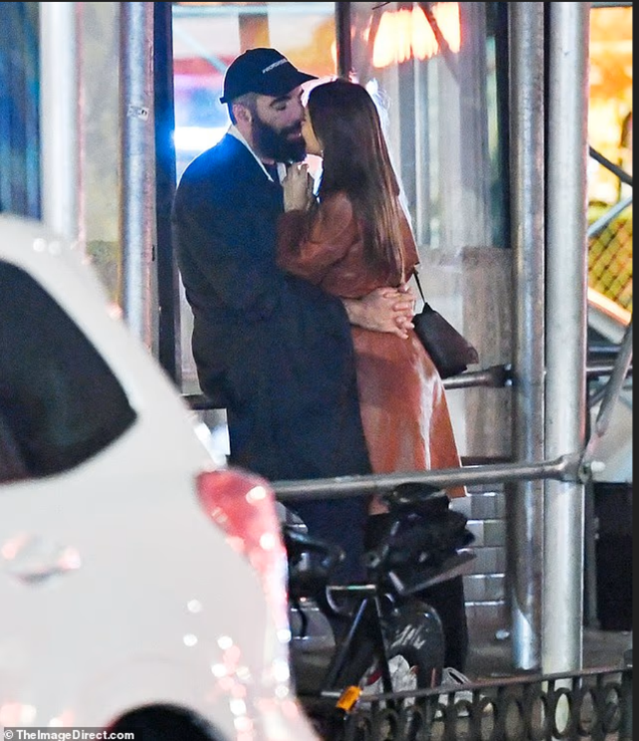 FOTO/ Pas ndarjes me Dua Lipën, regjisori Romain Gavras kapet në