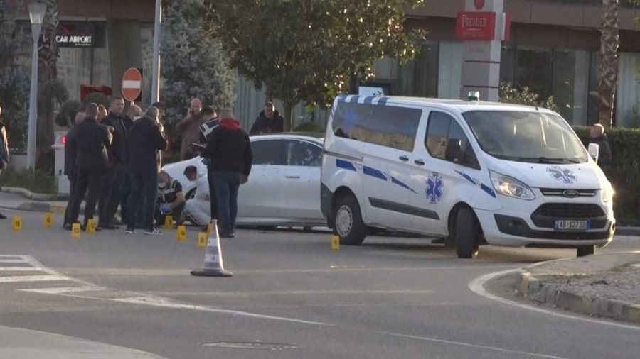 At*ntati në Rinas, gjenden 4 armë në mjetin e djegur