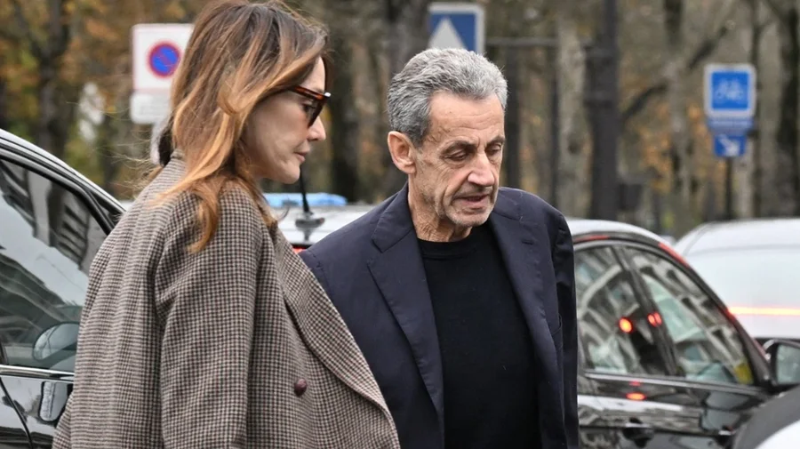 VIDEO/ Sarkozy feston lirimin nga burgu në një restorant luksoz