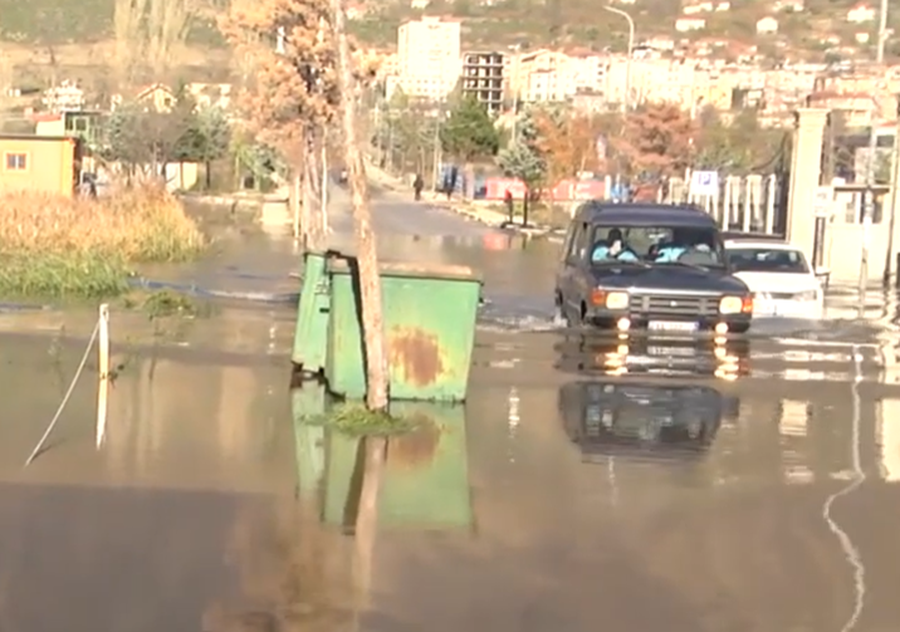 Bulqizë, terminali i autobusëve përmbytet nga uji