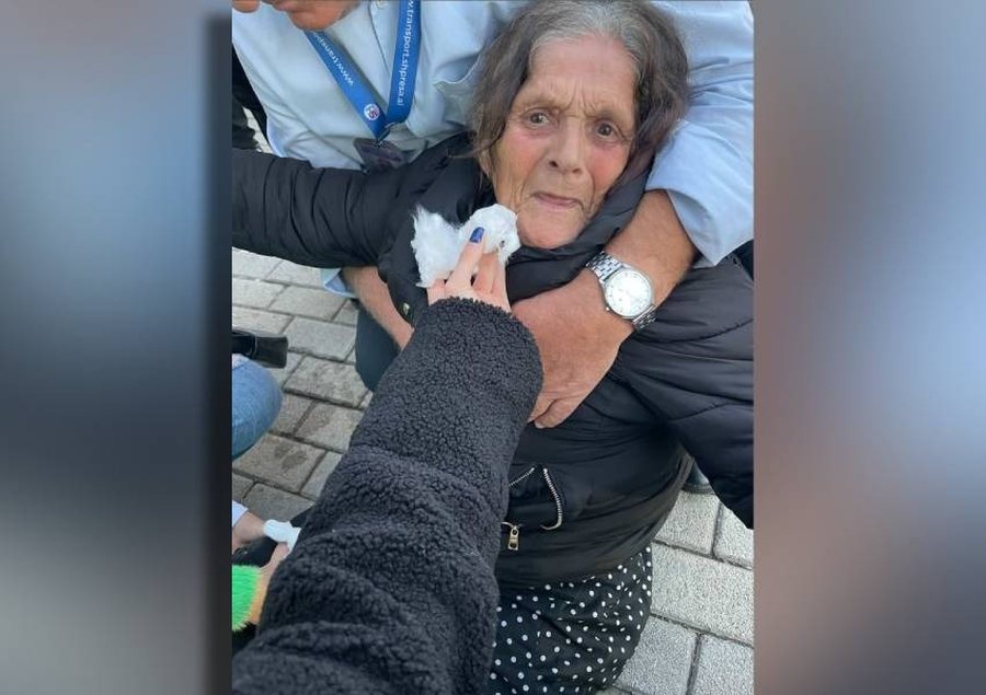 Dera e autobusit u mbyll para kohe, e moshuara humb këmbën në