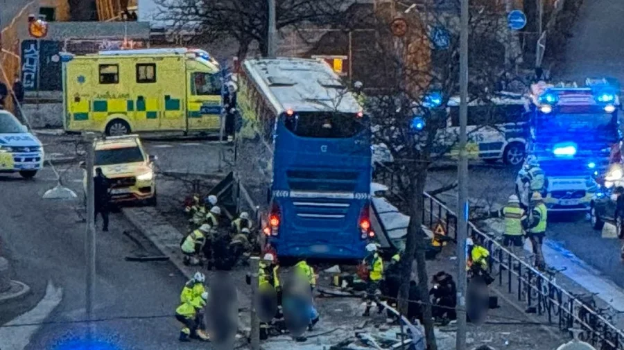 VIDEO/ Alarm në Stokholm: Autobusi përplaset me stacionin e