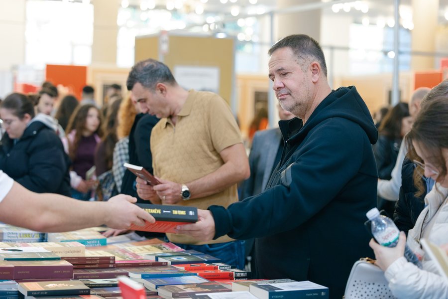 Samir Mane në Panairin e Librit, çfarë bleu këtë vit