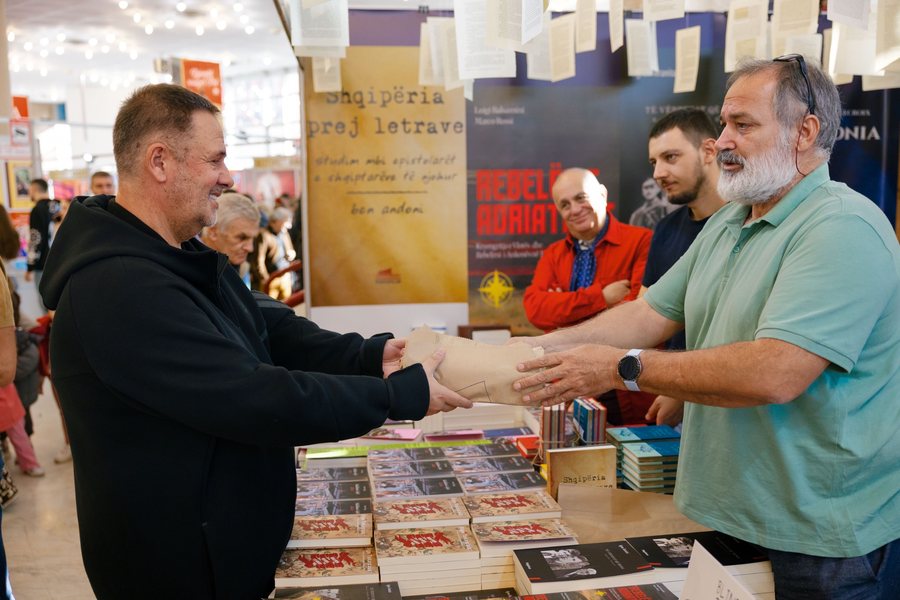 Samir Mane në Panairin e Librit, çfarë bleu këtë vit