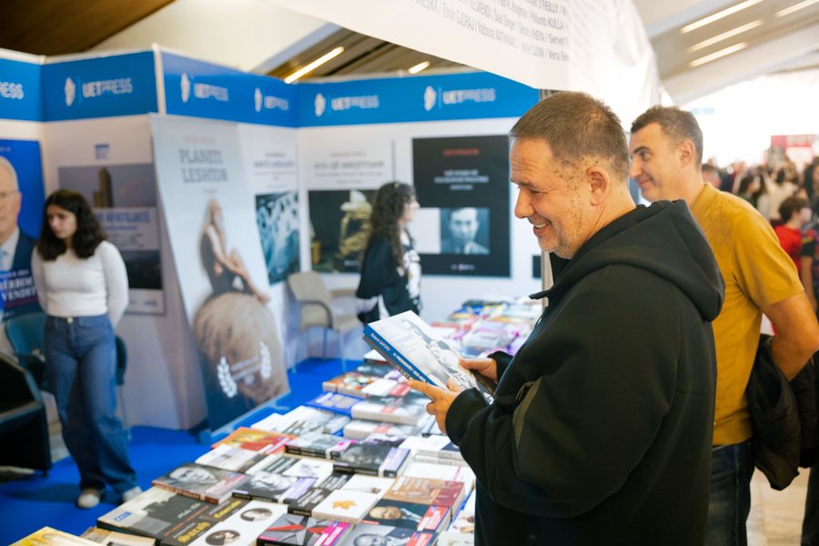Samir Mane në Panairin e Librit, çfarë bleu këtë vit