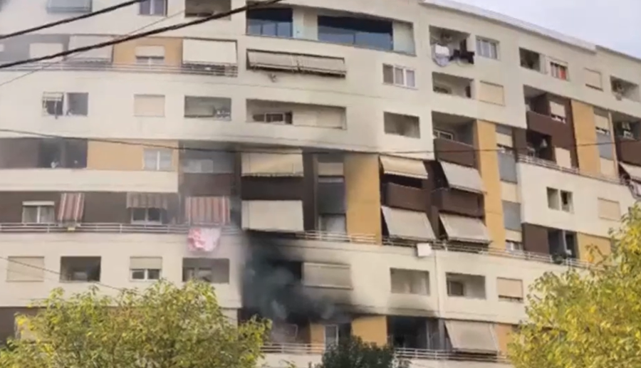 Merr flakë banesa në Tiranë, zjarrfikësit ngjiten me