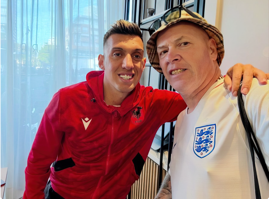 Tifozi anglez takohet me Uzunin: Djalë i shkëlqyer por më vjen